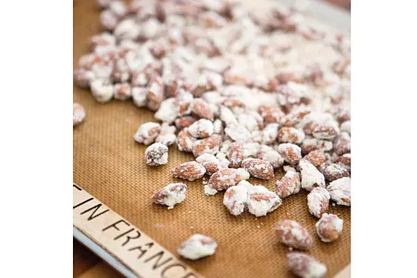 Los silpats se consiguen en casas de repostería, son ideales para hornear galletitas, ¡sin tener que enmantecar! pero si no tenés uno en casa, simplemente podés usar papel manteca