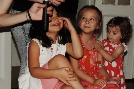 Animador con cumpleañeras y Lena (prima)