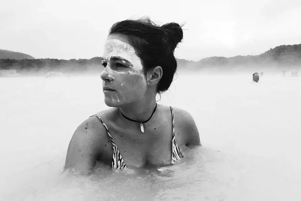 Blue Lagoon es un punto turístico que no se puede dejar de visitar. Queda a solo 20 minutos del aeropuerto, por lo que lo mejor es pasar tanto de ida como de vuelta.