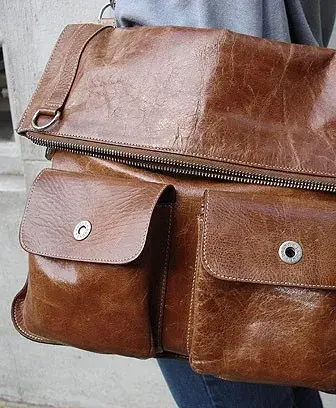 Bandolera de cuero. Por Alejandra en La Boca.