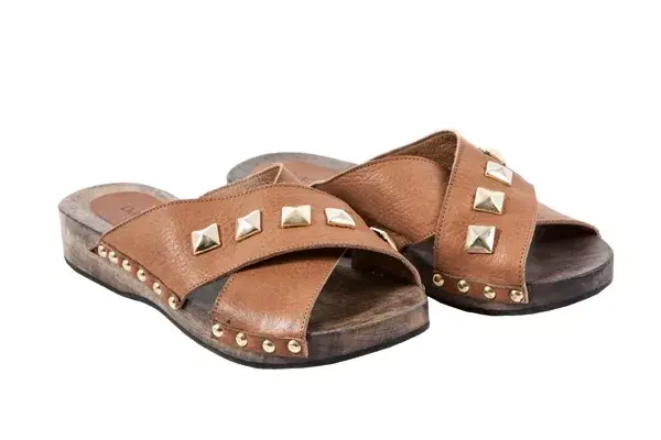 SANDALIAS CON TACHAS diamante
(PARUOLO, $1189).