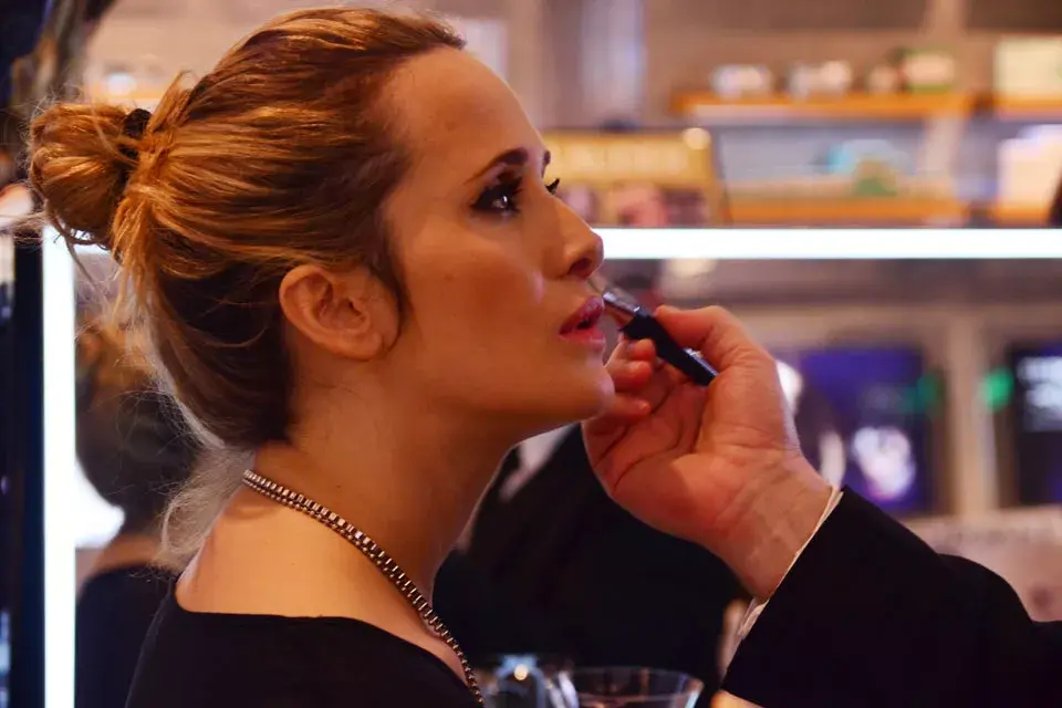 Julieta Prandi, otras de las modelos, que no quiso perderle el evento y se entregó a las manos del maquillador profesional