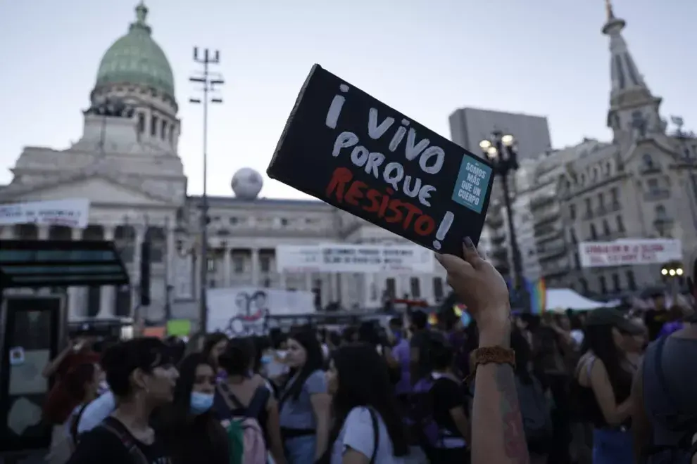 Al atardecer continúa la marcha por el Día de la Mujer en la Plaza del Congreso