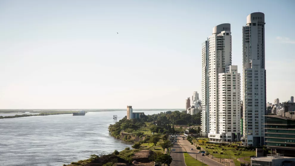 Los nuevos rascacielos de Rosario a la vera del Paraná.