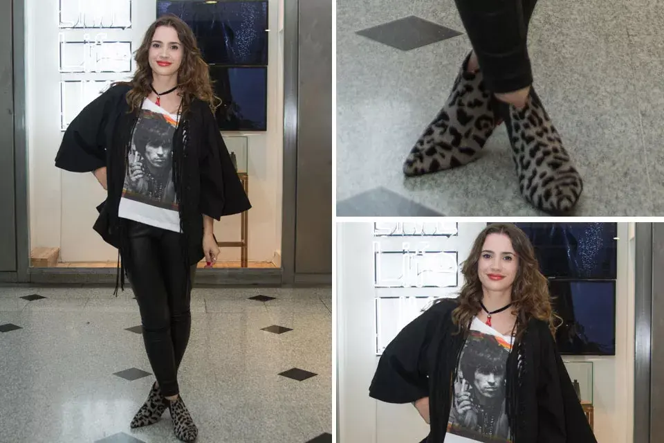 Celeste Cid, muy rocker también, se inclinó por un abrigo en forma de capa, leggins negra y botitas animal print