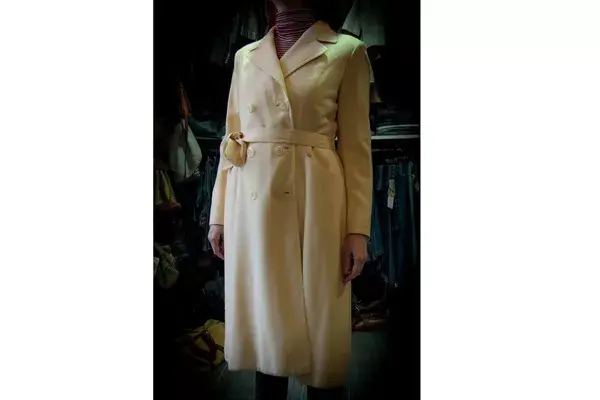 Hay prendas desde los años 30 hasta la actualidad. Podés encontrar diseños con cuero cuero, blazers, camisas, vestidos, impermeables, zapatos, botas, carteras y tocados