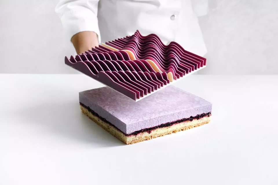 Dinara realiza los moldes con una impresora 3D para lograr una deco perfecta. Esta torta tiene capas de streusel, bizcochuelo de almendras, confit de cerezas y mousse de yogur