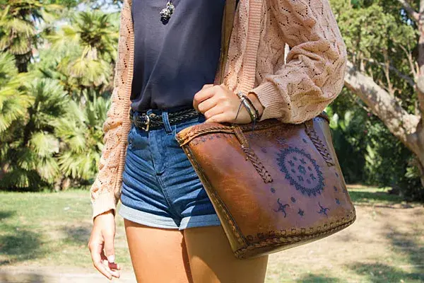 Bien hippie: tote bag de cuero con grabado de Mandala