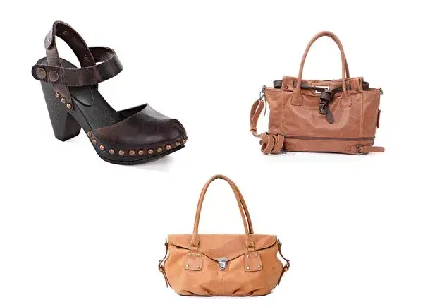 Prüne ofrece sandalias bien trendy ($ 448), cartera de cuero camel ($ 529) y bolso ($ 258)