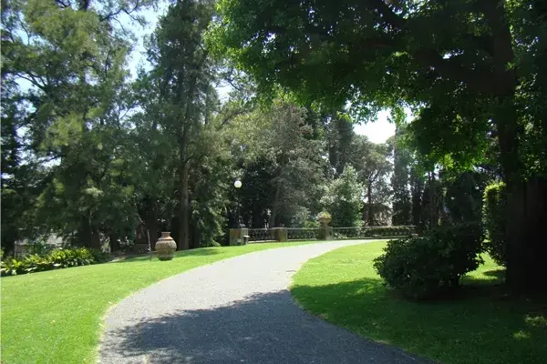 Todo el esplendor de la arquitectura versallesca, los exquisitos jardines y los interiores majestuosos