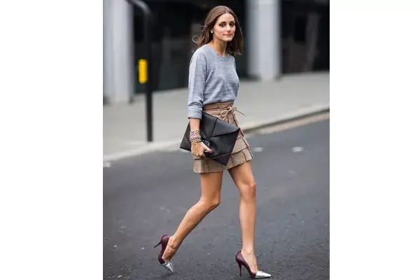 Acá la vemos a Olivia Palermo, trendsetter si las hay, con unos stilettos en color borravino con puntas plateadas