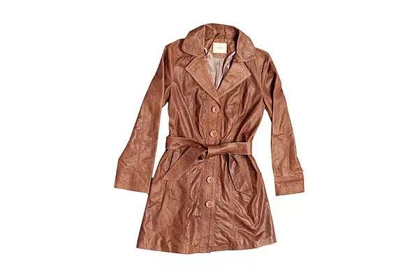 7/8 de cuero con botones rectos (Cardón, $4998)