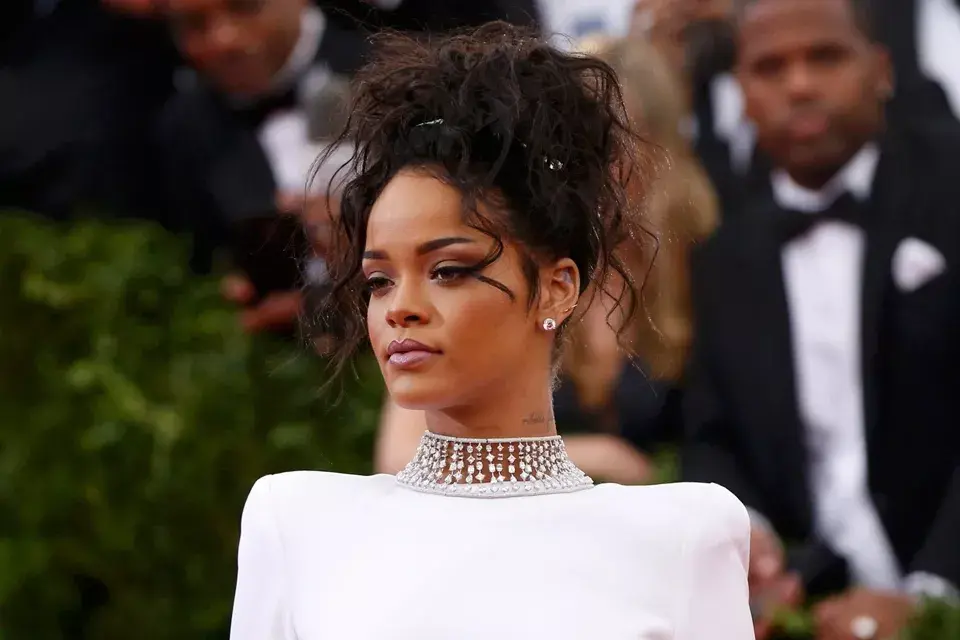 Rihanna se jugó por un recogido alto con bucles sueltos que le caían por toda la cabeza. ¡Con esa cara hasta este peinado le queda bien!