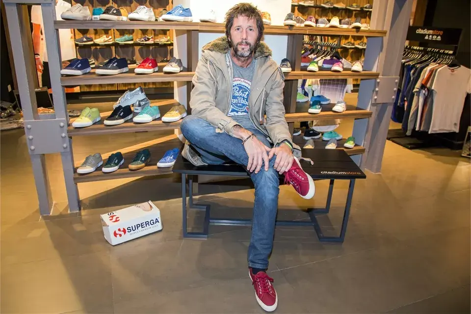 Eduardo Celasco visitó Citadium Store y eligió varios colores de zapatillas Superga. ¡Cancherísimo!