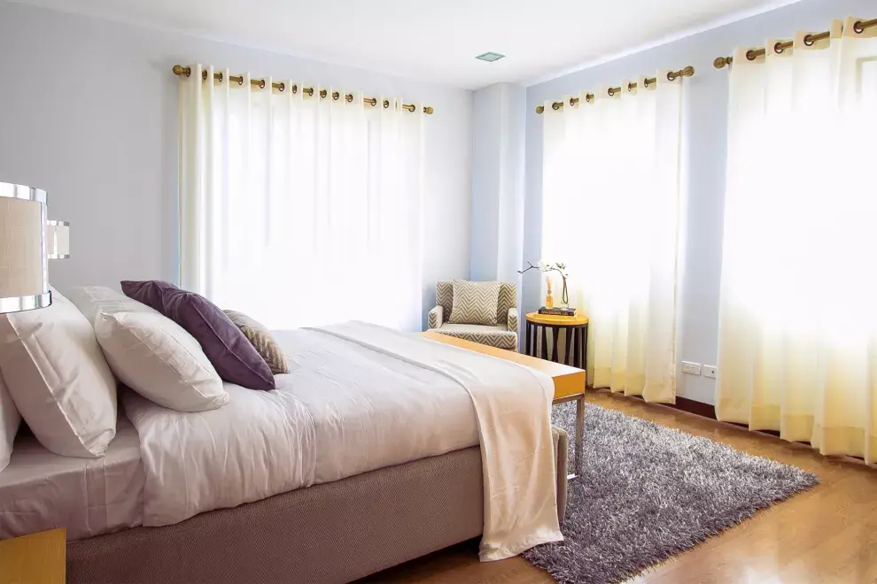 Nada mejor que cortinas de materiales livianos para permitir que la luminosidad entre a los ambientes