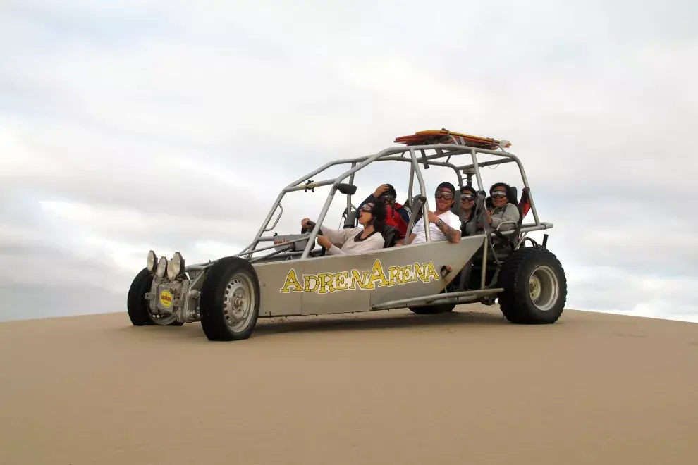 Boogies, sandboard y un atardecer mágico en el desierto de Paracas. 