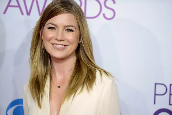 Ellen Pompeo apostó por el pelo suelto, un look simple y natural. ¿Da o no da para los People´s Choice Awards?