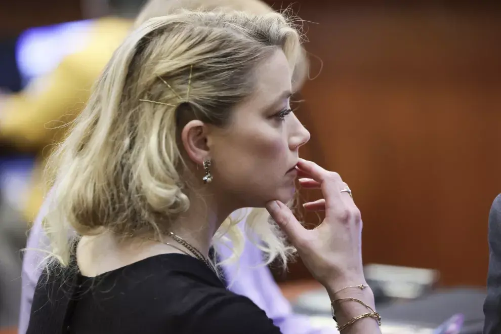 Amber Heard deberá pagarle 10.3 millones de dólares a Johnny Depp (Evelyn Hockstein/Pool via AP)