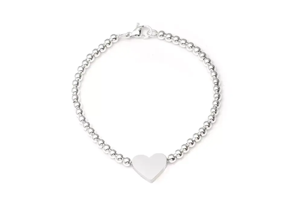 Un detalle delicado. Pulsera con dije corazón, $395, Acero Soho.