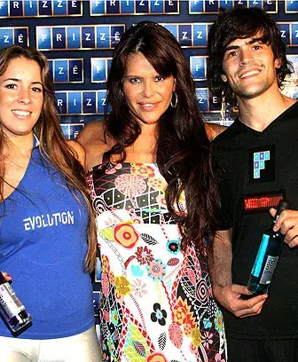 Nazarena Vélez estuvo con los promotores de Frizzé en el boliche Keops de Carlos Paz.

