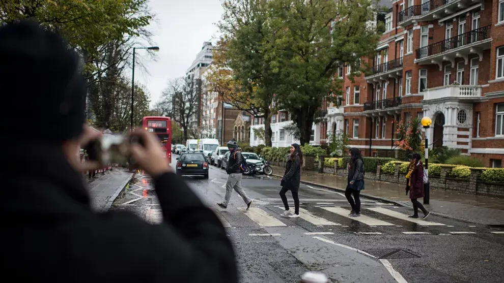 Como un Beatle en el famoso cruce de Abbey Road