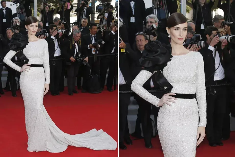 Otro look de Paz Vega, pero esta vez en plata y negro, un impresionante vestido joya adornado con una enorme flor en negro sobre el hombro ¿Te gusta su elección?