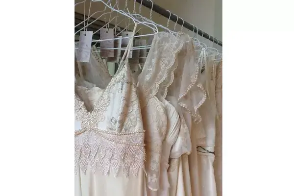 Hay vestidos de todas las épocas y de diversos diseños. Las opciones son tantas que no vas a saber con qué modelo quedarte