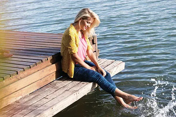 Musculosa (AyNotDead, $268), camisa de seda (Paula Cahen D''''Anvers, $980), jeans (Uma, $820), cinturón trenzado (Paula Cahen D''''Anvers, $350)