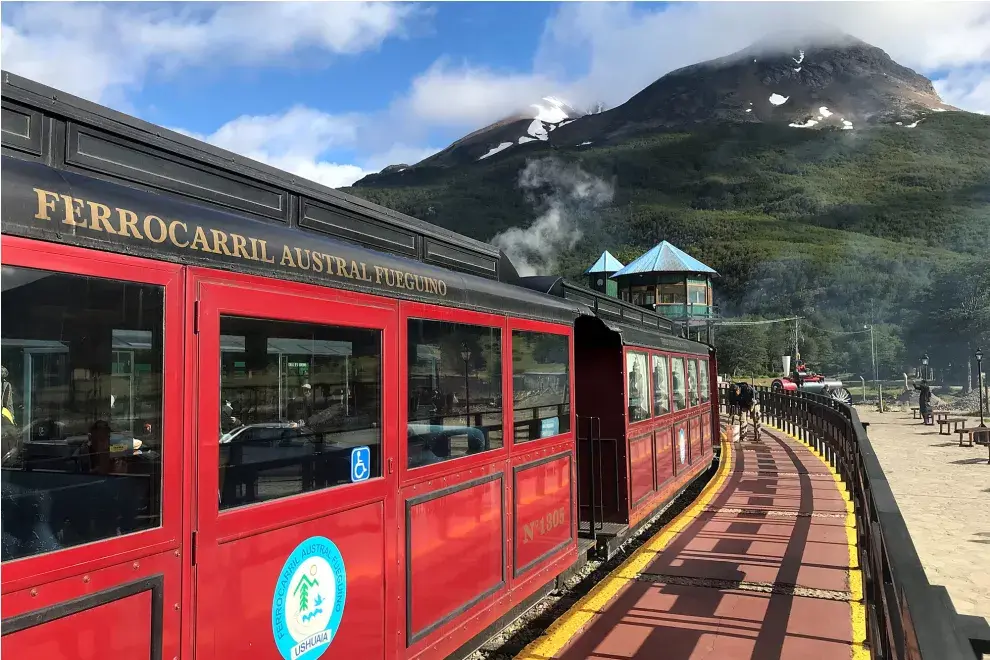 Los últimos 8 km del parque podés recorrerlos en el tren del fin del mundo. cuesta $850 y el paseo dura casi 2 horas