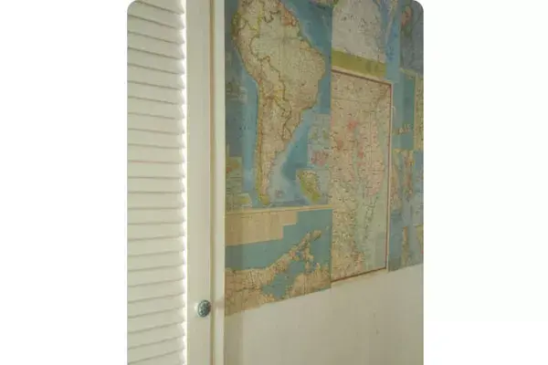 Pared empapelada con mapas