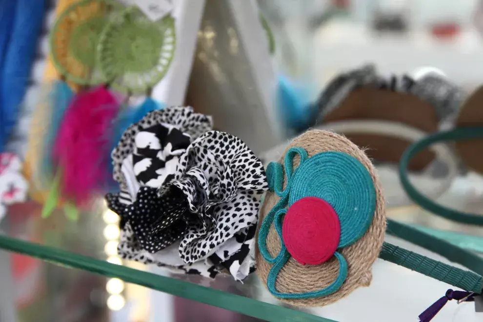 Venden accesorios de marcas chicas o artesanales, ropa de lluvia, sombreros y carteras