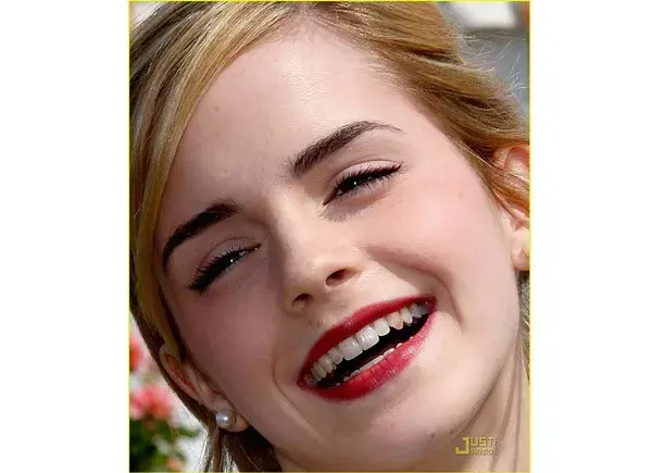 Emma Watson siempre está divina pero tiene que tener cuidado de que el labial no le manche los dientes