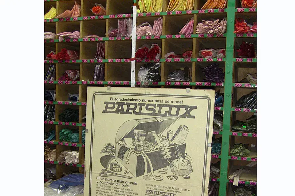 Una publicidad en blanco y negro, de los inicios de Parislux