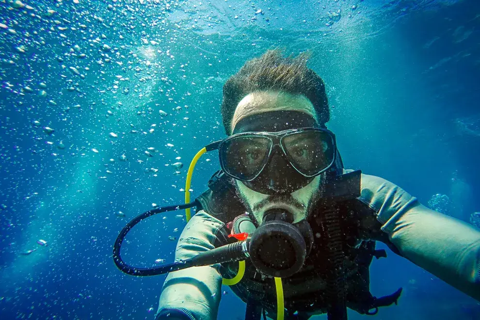 Papás bajo el mar: durante todo junio hay 2x1 en bautismos de buceo. Desde $450 por persona, la clase de una hora, en la Escuela de Buceo Galápago.