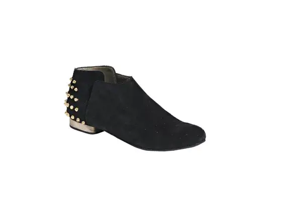 Botitas negras de gamuza con detalle de tachas en el talón, ¡divinas! Cuesta $998 en Prune