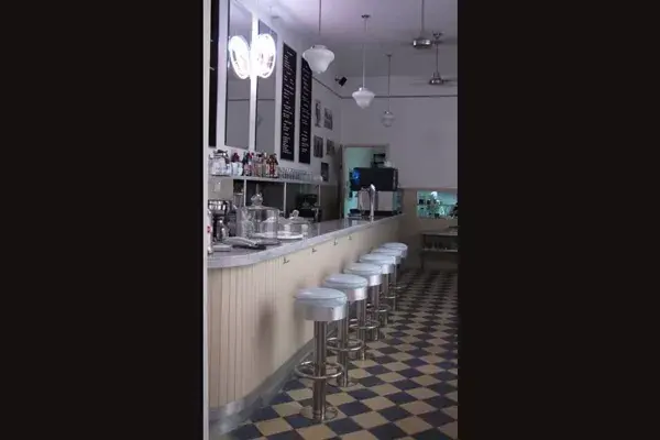 En vaso típico de merendero americano, tomate un licuado de banana en Muu Lechería de Palermo
