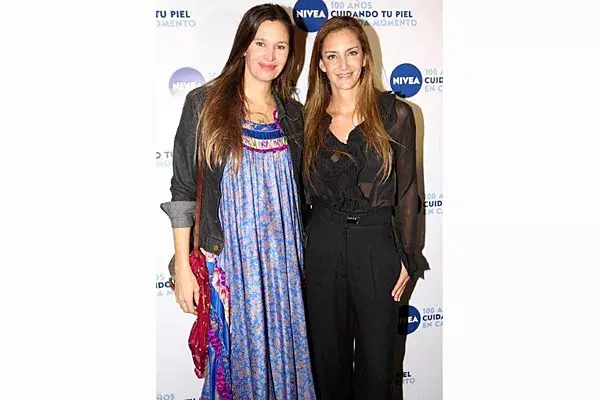 Dolores Barreiro (con su vestido de Holi bien hippie chic) y Luciana Aymar (de negro, con camisa transparente) festejaron los 100 años de Nivea