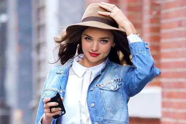 Con el pelo suelto y con bucles, Miranda Kerr eligió sumarle un sombrero a su look