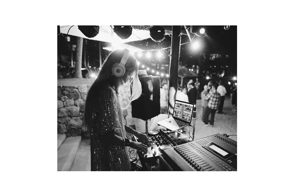 Sofi sumándole ritmo a una fiesta