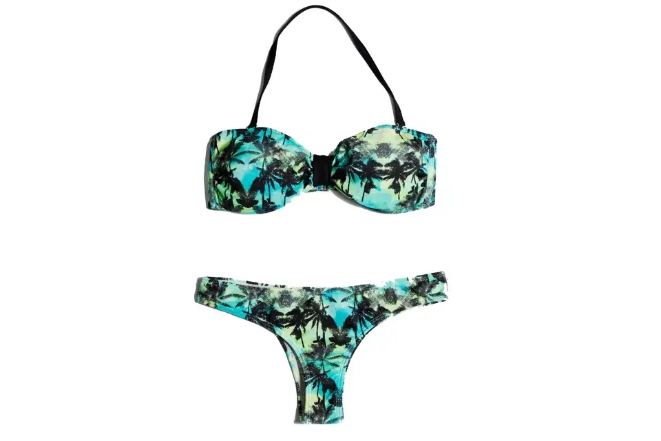 Con palmeras y tiras desmontables (Volcom, $579)