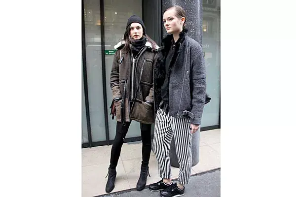 Solapas de piel sintéticas x 2. En camperón con tiras ajustables y chaquetas