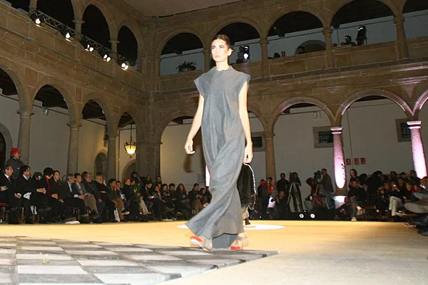 Uno de los modelos que presentó en España, un vestido largo y amplio