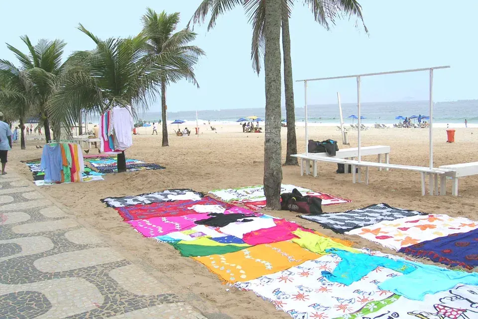 El coco gelato es un obligatorio si te das un paseo por la playa. Además hay todo tipo de accesorios y prendas coloridas