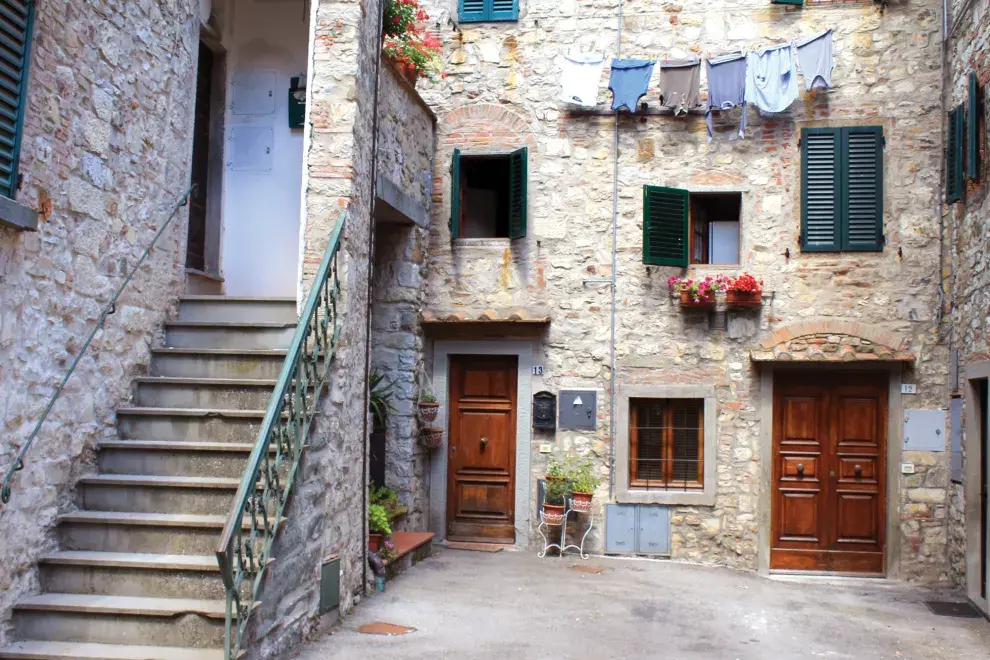 Aprovechá las ferias y mercados locales de cada pueblo: todos tienen sus propios productos típicos, souvenirs y postales para llevarte de recuerdo. 