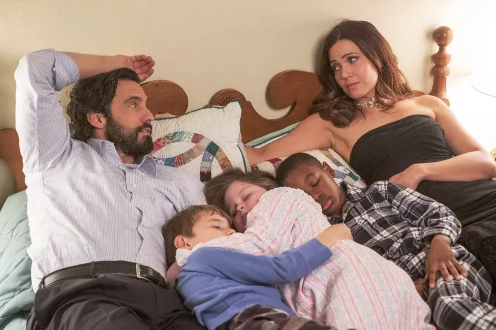 Milo Ventimiglia, Kaz Womack,  Isabella Rose Landau, Ca'Ron Jaden Coleman y Mandy Moore. Foto: Ron Batzdorff/NBC vía AP