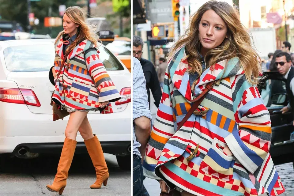 ...Hasta que la vimos ¡así de sexy! por las calles de Manhattan. Impresionante este abrigo medio poncho de Lindsey Thornburg y esas maxibotas con taco