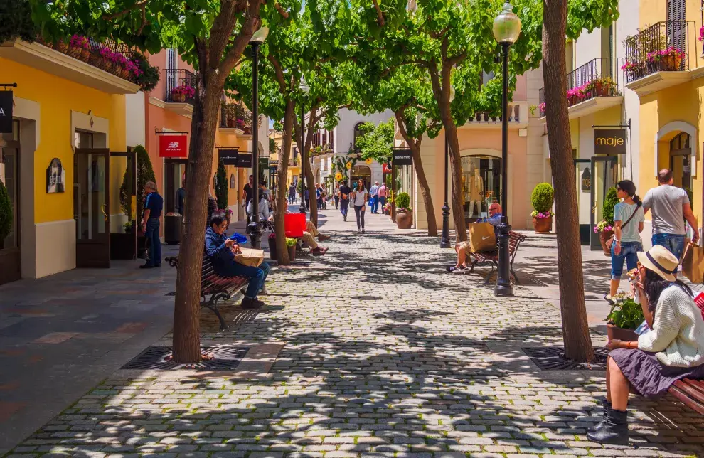 Los colores de los edificios de La Roca Village mantienen la escala mediterránea