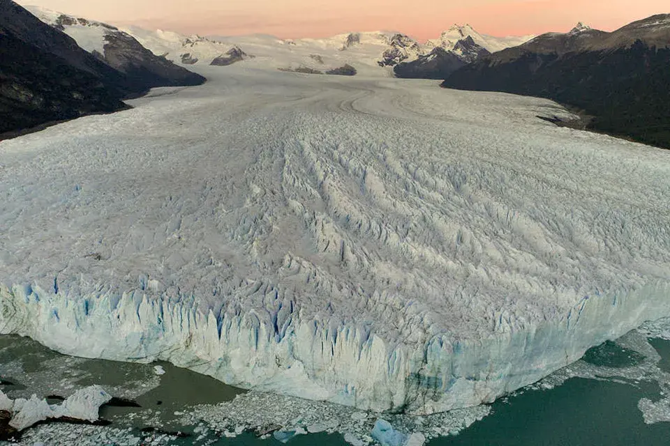 En la zona de los glaciares inicia el Río Santa Cruz.