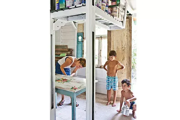 En este espacio tipo galponcito, Ana restaura todo tipo de objetos