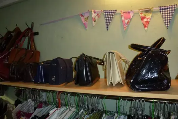 La feria vende y recibe ropa usada de marcas de primera línea y en excelente estado, también tienen algo vintage